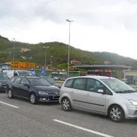 Strožje preverjanje zablokiralo mejni prehod Starod
