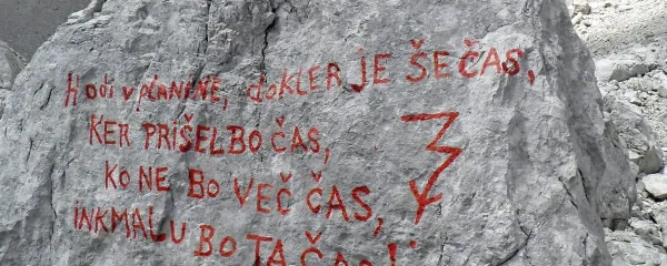 V napis, ki pohodnike “pozdravi” na poti na  Jalovec, Marlen trdno verjame. 