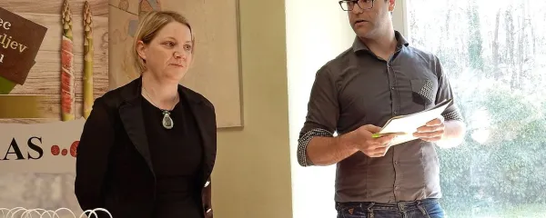 Katja Skok iz društva Planta in Tom Ločniškar s TIC Sežana 
vabita na špargljevo turo. 