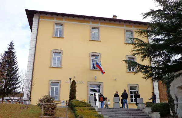 V bistriško gimnazijo se je do 4. aprila vpisalo samo dvanajst dijakov, kar je premalo za 
izvajanje programa. Odločitev o tem bo sprejel svet šolskega centra, na občini pa so 
pripravljeni za ohranitev šole narediti vse, kar bo potrebno.