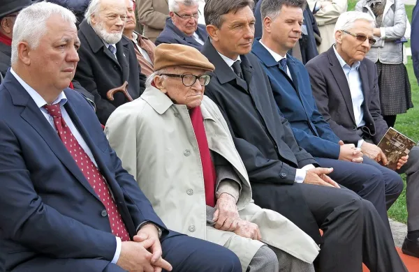 Prireditev v parku so iz prve vrste spremljali (z leve) predsednik uprave Mladinske knjige Peter Tomšič, pisatelj Boris 
Pahor, predsednik republike Borut Pahor, ljubljanski 
podžupan  Dejan Crnek in minister za kulturo Tone Peršak. 