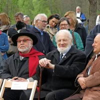 Ob bronastem Edvardu Kocbeku smo v objektiv ujeli trojico 
Pahorjevih tovarišev (z leve): Egona Bavčarja, Tomaža 
Pavšiča in Petra Kovačiča Peršina, v ozadju pa še Tatjano 
Rojc. 