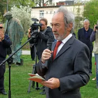 Igralec Brane Grubar je med Kocbekovem in Pahorjevim kipom uvodoma recitiral Prešernovo 
Zdravljico, prireditev pa je  sklenil z  mojstrsko interpretacijo Kocbekove pesmi Na polju. 