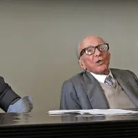 Povezovalec dopoldanskega simpozija Moč povezav Zdravko Duša (levo) je ugotavljal, kako težko je ustaviti neutrudnega pričevalca  Borisa Pahorja - pisatelj, ki se bliža 104. 
rojstnemu dnevu, je govoril kar 50 minut. 