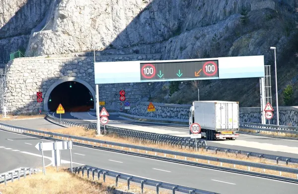 V predoru Kastelec trčil v ustavljeno vozilo