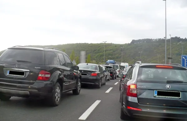 “Naše napovedi so se žal uresničile,” so še izpostavili na 
MNZ in dodali, da bodo “še danes” Evropski komisiji posredovali obsežno informacijo s povzetkom dogajanja in 
težav, s katerimi so se policisti in potniki soočali na mejnih 
prehodih. 