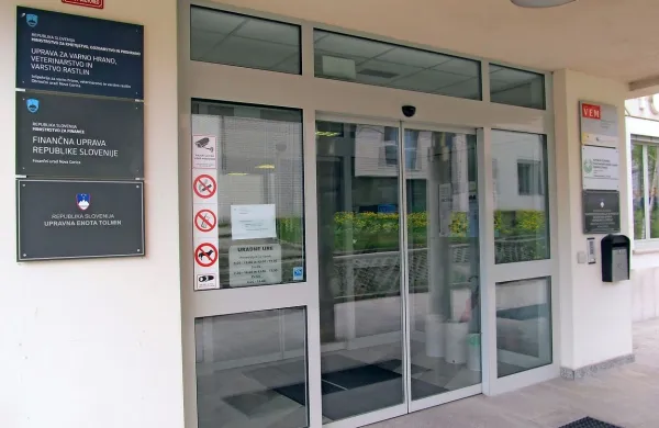 Če se ne bodo drugače dogovorili, bo finančna pisarna sprejemala stranke samo dvakrat 
v tednu.

