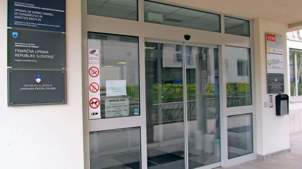 Če se ne bodo drugače dogovorili, bo finančna pisarna sprejemala stranke samo dvakrat 
v tednu.

