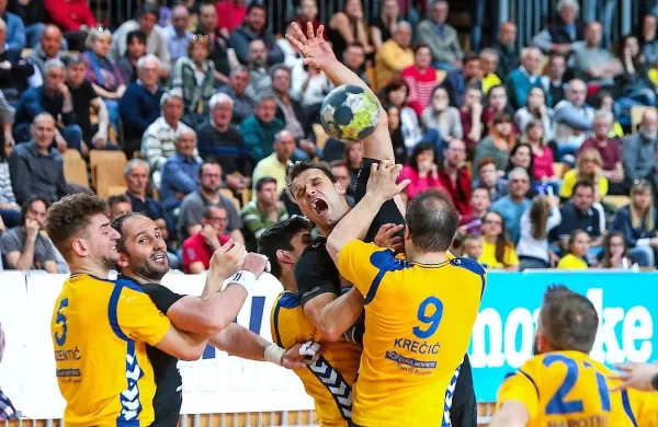 Čvrsta obramba koprskih rumeno-modrih je v soboto zdržala 
do zadnjih deset minut derbija.