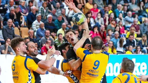 Čvrsta obramba koprskih rumeno-modrih je v soboto zdržala 
do zadnjih deset minut derbija.