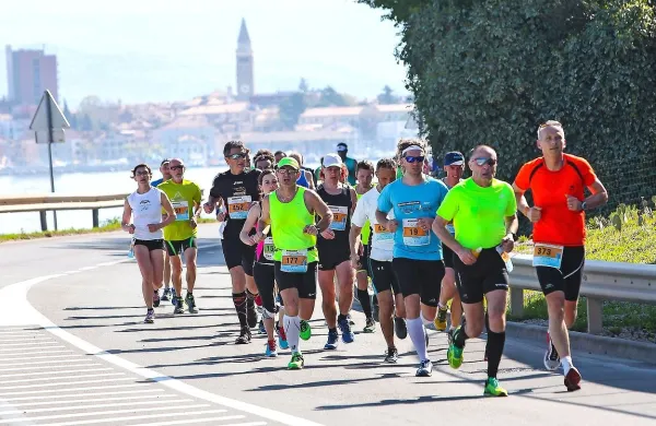 Nedeljo je z maratonom preživelo približno 20.000 ljudi