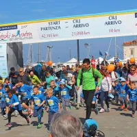Nedeljo je z maratonom preživelo približno 20.000 ljudi