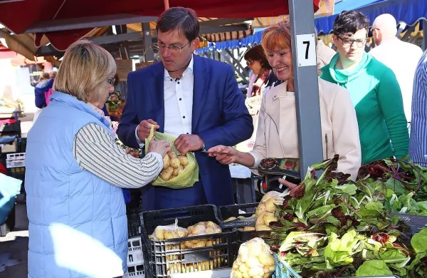 Miro Cerar (desno še Lilijana Kozlovič) se je v soboto sprehodil po koprski tržnici. 