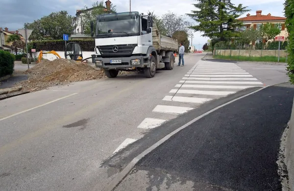Medtem ko delavci razkopavajo ankaranske ulice in obnavljajo elektroenergetsko omrežje, občina ureja klančine na 
pločnike.