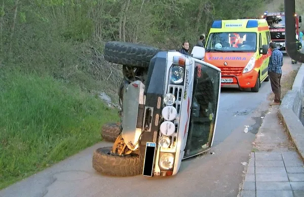  V Famljah je voznik zapeljal izven ceste na stransko cesto, 
kjer se je prevrnil na bok.