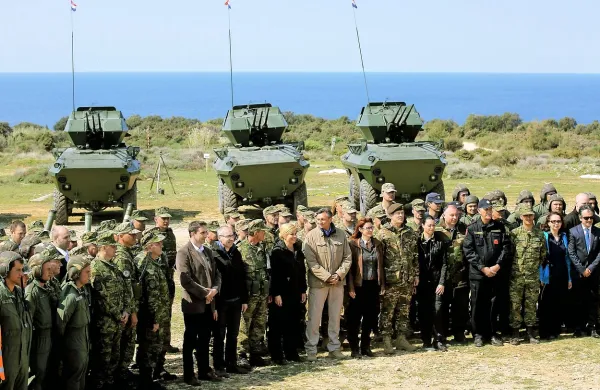 Pahor s hrva&scaron;ko kolegico na voja&scaron;ki vaji &Scaron;čit 17