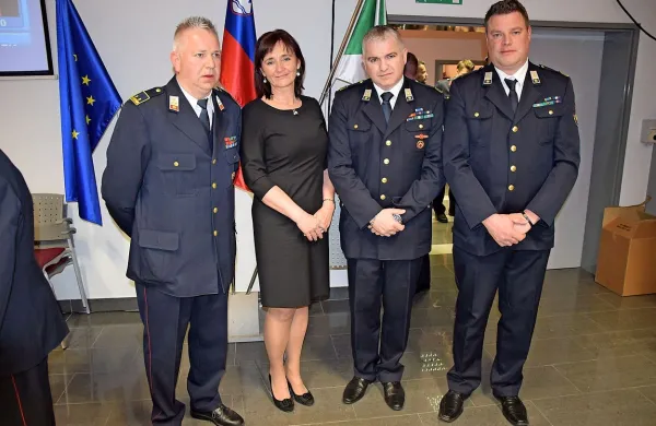   Nekdanji poveljnik David Fabjančič (levo) ob  županji Saši 
Likavec Svetelšek, predsedniku društva Valterju Fabjančiču 
in novem poveljniku Igorju Šiškoviču.  
