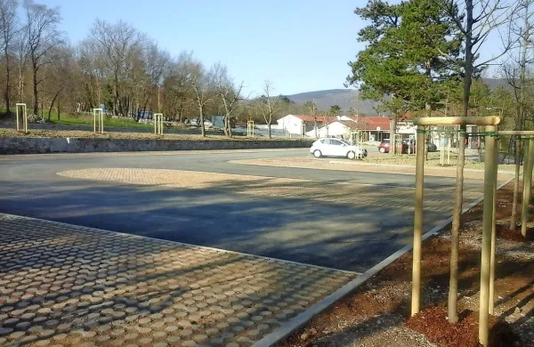 Naslednji teden bodo v Parku Škocjanske jame lahko na 
urejenih parkirnih mestih parkirali motorji, invalidi in električna vozila. Do spomladi prihodnje leto pa še avtobusi in 
avtodomi. 