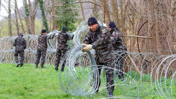 Vojaki so začeli žico na meji s Hrvaško postavljati proti koncu 
leta 2015. Na Primorskem so prve metre položili v začetku 
decembra, najprej v okolici mejnih prehodov Starod in 
Jelšane, nato še na Dragonji.