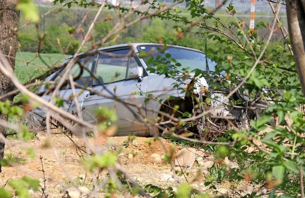 Zapuščeno vozilo  sčasoma postane  odpadek in še vedno se 
dogaja, da pristane v najbližji grapi ali grmovju.