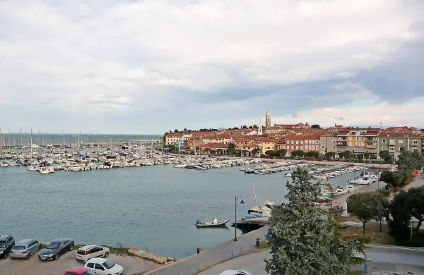 

In kdo bo zgradil pomol B, predviden  v ospredju fotografije, 
kjer je Komunala Izola že naredila prostor zanj? Plavajoče 
pomole s komunalnimi privezi je prestavila skrajno desno.

 