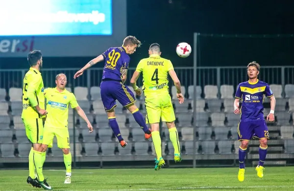 Luka Zahović (v skoku v vijoličastem dresu) je tudi na 
prvenstvenem obračunu v Kopru streljal s slepimi naboji. 