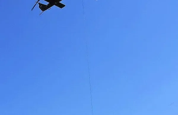 Padalca so s helikopterjem odpeljali v klinični center.
