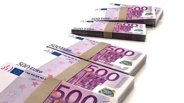 Kreditojemalci v zameno za prave  prejmejo ponarejene 
bankovce, najpogosteje v apoenih po 500 evrov.