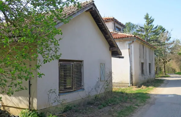 Nekdanja stražnica v Vrhpoljah, v kateri so domačini želeli 
urediti športno središče, še čaka na novega lastnika. 