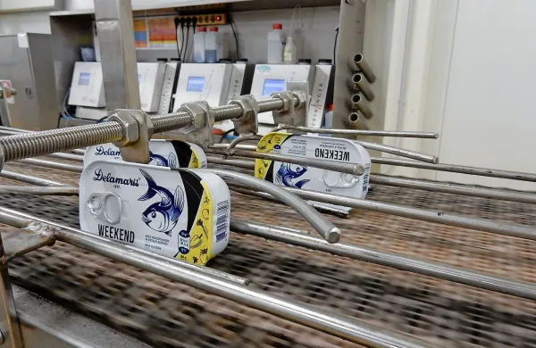Nove pločevinke so bele barve, kar naj bi zagotovilo večjo prepoznavnost 
na policah, narejene pa so iz aluminija in ne več iz pločevine.