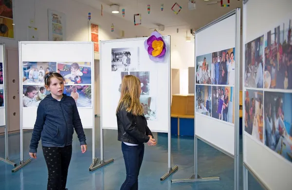 40 let bolnišnične šole in vrtca so obeležili tudi z razstavo 120 
fotografij od začetkov do danes, ki je bila na ogled  v Oš Ivana 
Roba, še letos pa naj bi jo predstavili    v šempetrski bolnišnici.   