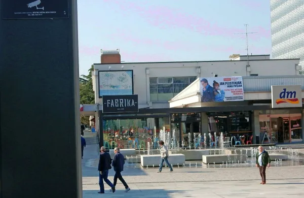 Da “veliki brat opazuje”, sporočajo  tablice na stebrih. 
