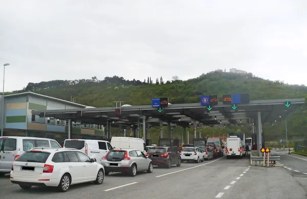 

Zaradi dolgih zastojev, ki so nastali zaradi ukrepa, sta 
Slovenija in Hrvaška že v nedeljo začasno delno opustili 
izvajanje sistematičnega nadzora, ki je bil uveden zaradi 
varnostnih razlogov in povečane grožnje terorizma.