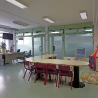 Dnevna soba, namenjena neformalnemu druženju ali iskanju 
informacij.
