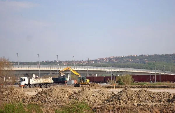 Na Srminu bo ladjar Cosco skladi&scaron;čil zabojnike