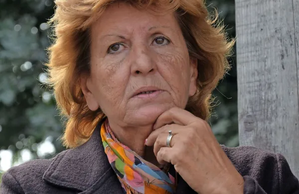 Jelka Pečar: “Začasno lahko namestimo tablo z 
obvestilom, da to ni igrišče in naj otroci ne plezajo 
po kipu.”  