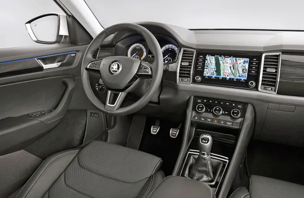  Notranjost malce spominja na prestižnega daljnega sorodnika porscheja.