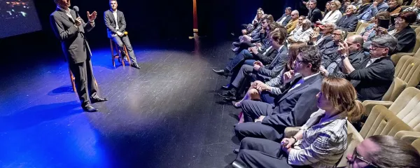 Glavna predsednikova misel v Novi Gorici je bila ideja o 
združevanju dveh mest na meji. Pri čemer je opozoril, da bo 
morda za uresničitev te vizije kmalu odpeljal zadnji vlak. 

 
