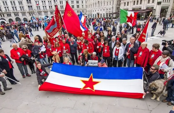 Trža&scaron;ka desnica proti rdeči zvezdi za prvi maj