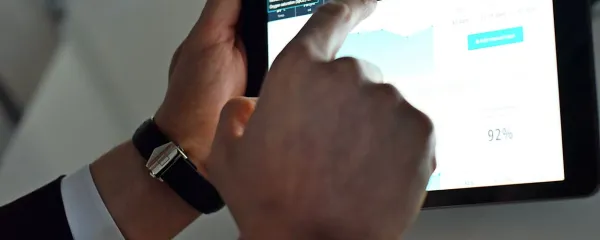  Vitaly je modularno sestavljen portal, ki omogoča izmenjavo 
podatkov med pacienti, njihovimi skrbniki, zdravniki, 
zdravstvenimi zavarovalnicami in drugimi udeleženci v 
procesu zdravstvene oskrbe. Med prvimi ga je začela 
uporabljati največja nemška zdravstvena zavarovalnica 
AOK. 
