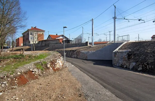 Tretji  železniški  podhod v Divači (na fotografiji) povezuje Ulico 
Gregorja Žiberne, Vojkovo, Kettejevo  in Ulico Bogomirja 
Magajne, katere del (med križiščem na  železniški postaji in 
odcepom za čistilno napravo) bodo v prihodnjih dveh mesecih obnovili.  