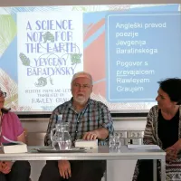 Rawley Grau je ruskega pesnika Baratinskega predstavil v 
družbi kolegic Irine Makarove Tominec (levo) in Ane Beguš. 