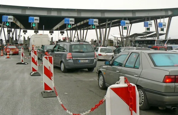 Na dolenjski avtocesti med priključkom Brežice in mejnim 
prehodom Obrežje v smeri Hrvaške je po podatkih prometno-informacijskega centra kolona dolga približno deset 
kilometrov.