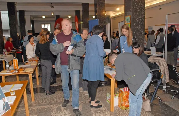 Veliko iskalcev zaposlitve je prišlo na karierni sejem opremljenih z življenjepisi in oboroženih s pravimi vprašanji.