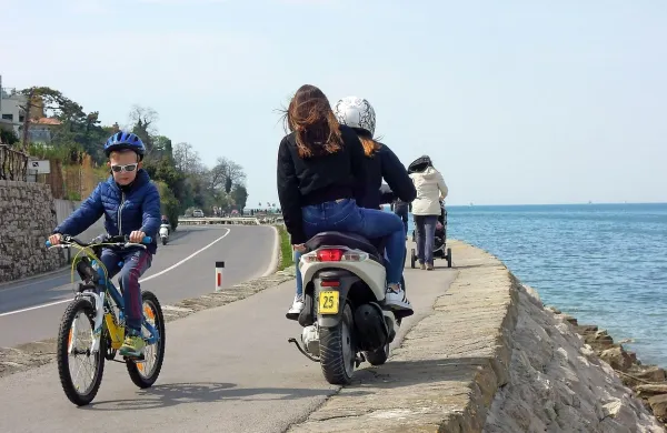 Porečanka je preozka za vse, ki bi se ob vikendih želeli 
sprehajati ali peljati po njej.