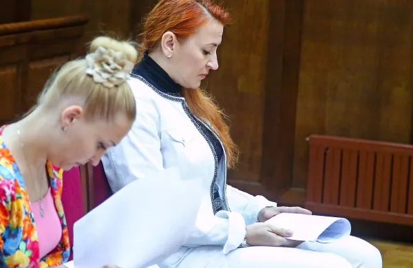 Iryna Uršič (prva z desne) in Maria Fedotova (ob njej)  sta  bili  v priporu več kot leto dni, od 
decembra predlani do 23. marca. Vseh enajst obtoženih je  v sredo zanikalo očitke tožilstva. 