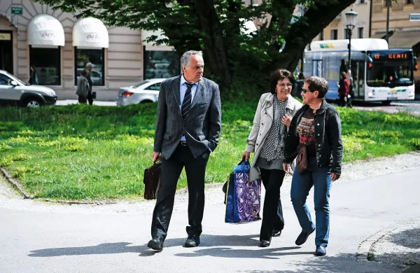 Milko Novič je ob prihodu na sodišče deloval dokaj 
sproščeno, ko so ga pravosodni policisti odpeljali iz dvorane 
v pripor, pa si je  pobito snel kravato. 