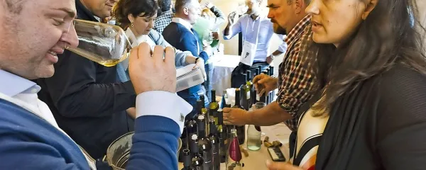  Loredana in Sebastjan Štemberger (v ozadju) sta, tako kot še 
nekaj slovenskih vinarjev,  svoja vina predstavila na sejmu 
VinNatur v bližini Vicenze.