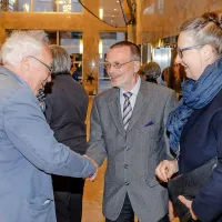 Aleš Berger (levo), ki je letos prejel Prešernovo nagrado za 
prevajalski opus, je po premieri kramljal z dramaturgom 
Goranom Schmidtom in prevajalko Mojco Kranjc.