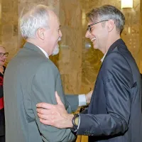 Režiserju Primožu Ekartu (desno) je čestital Vladimir Babić.